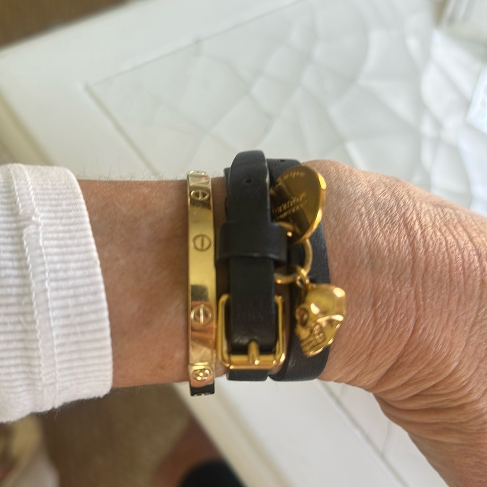ALexander McQueen leather bracelet.
Scull double wrap bracelet.